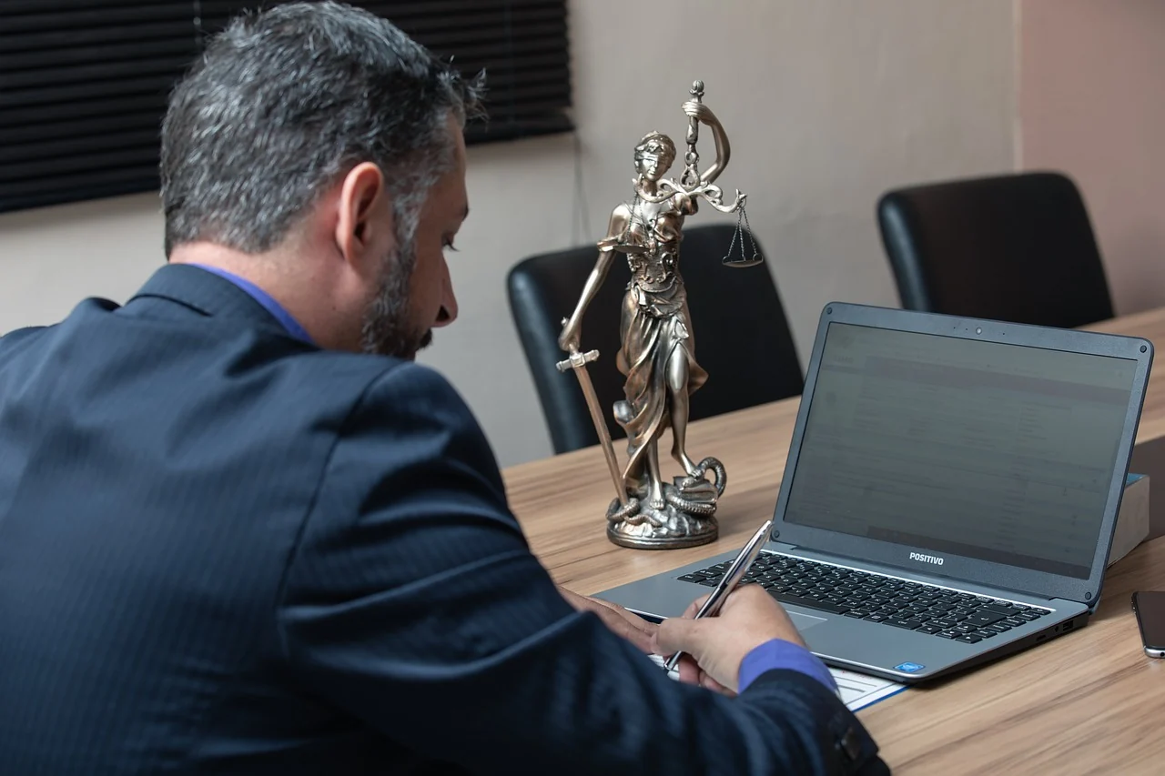 Mama victimei din cazul Lyhanna îl dă în judecată pe ministrul Gérald Darmanin