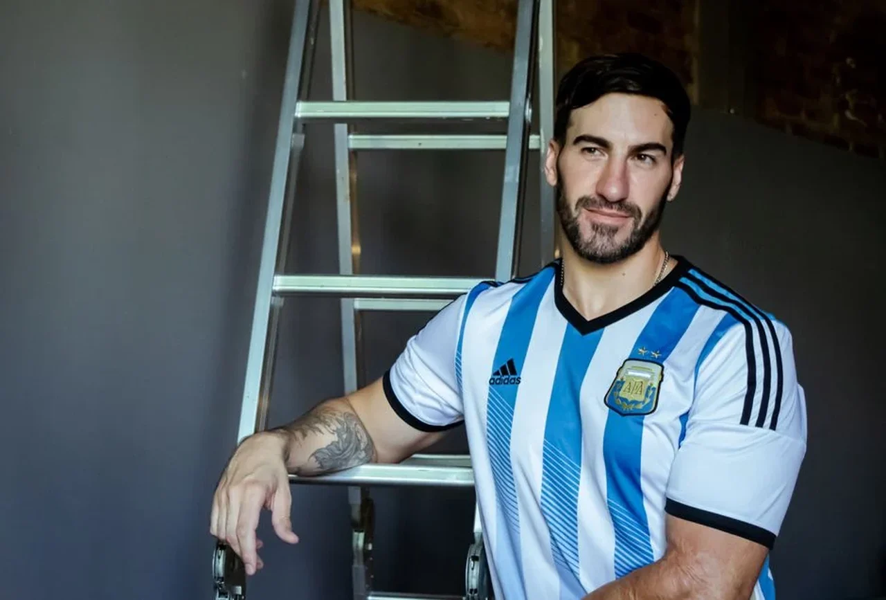 Nicolás Otamendi are un tatuaj cu Messi și trofeul Cupei Mondiale
