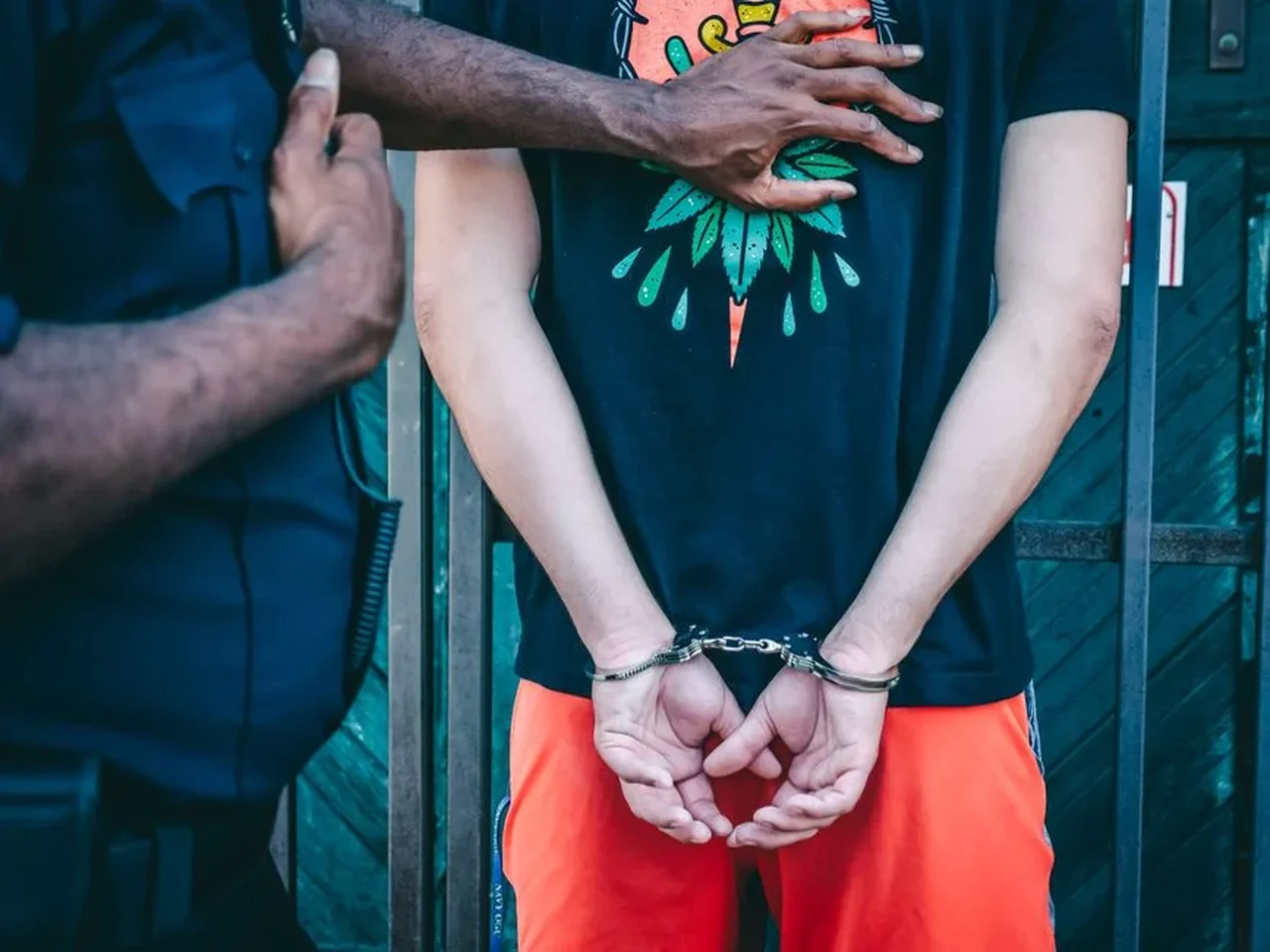 Comisar de poliție din Giurgiu, fratele său și un reprezentant de firmă, reținuți pentru mită