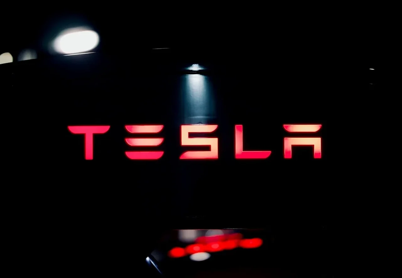 Tesla înregistrează un flux de numerar negativ pe fondul ambițiilor lui Elon Musk în AI și robotică