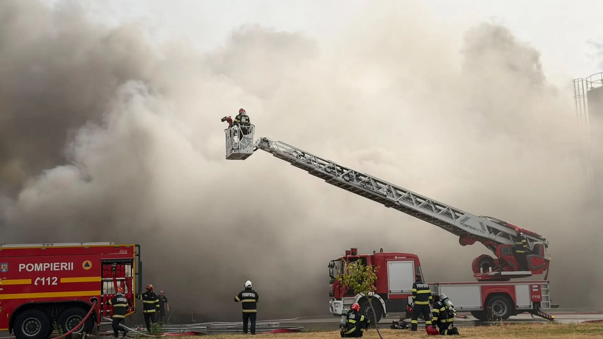Fabrica de celuloză din Drobeta, în flăcări: ~4.000 mp și RO-ALERT