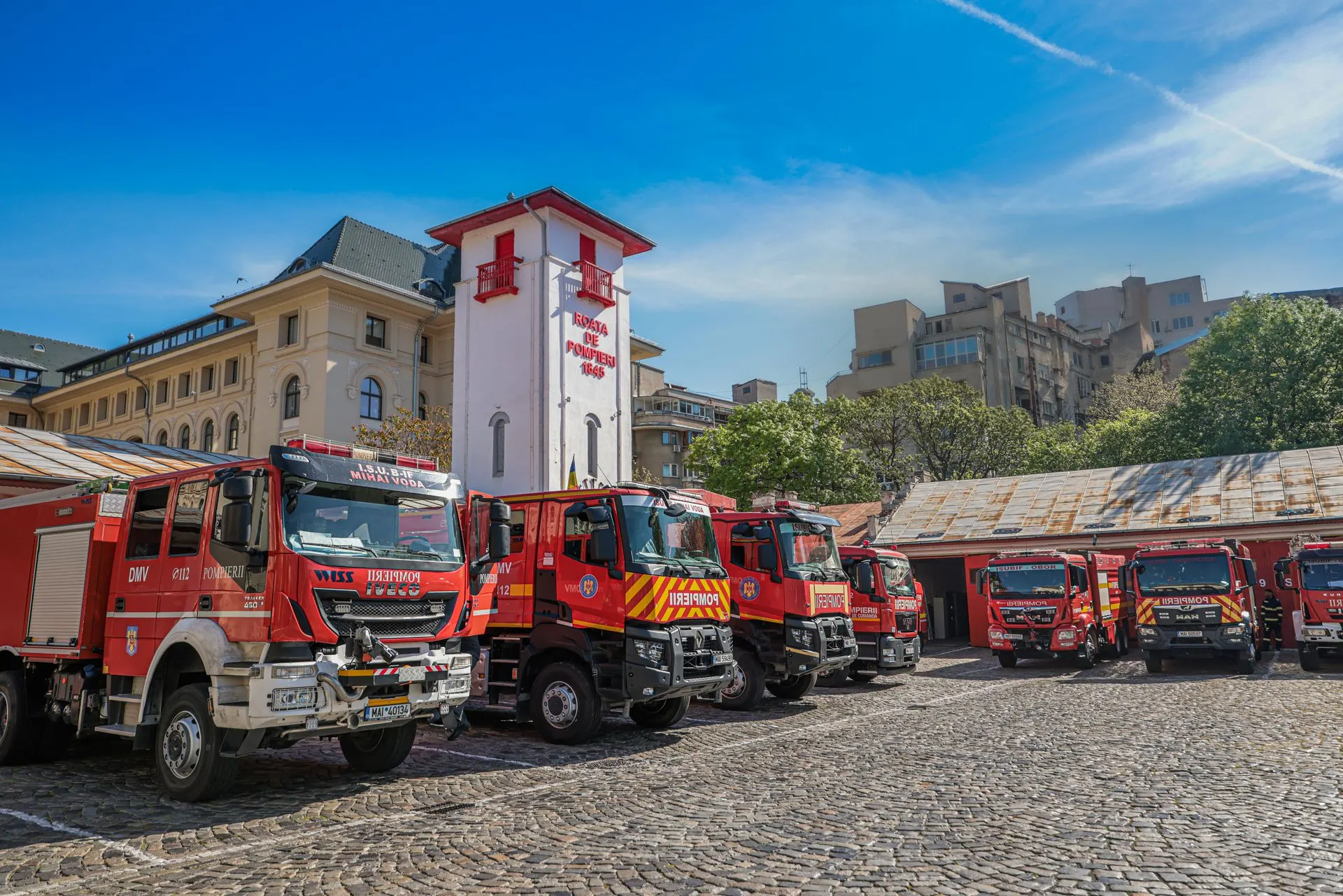 Foc în curtea unui service din Sectorul 5: 15 mașini afectate
