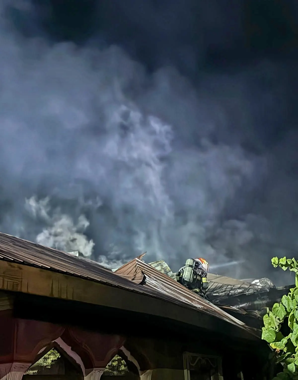 Noapte de foc la Săbăreni: 120 mp, evacuare, butelii scoase