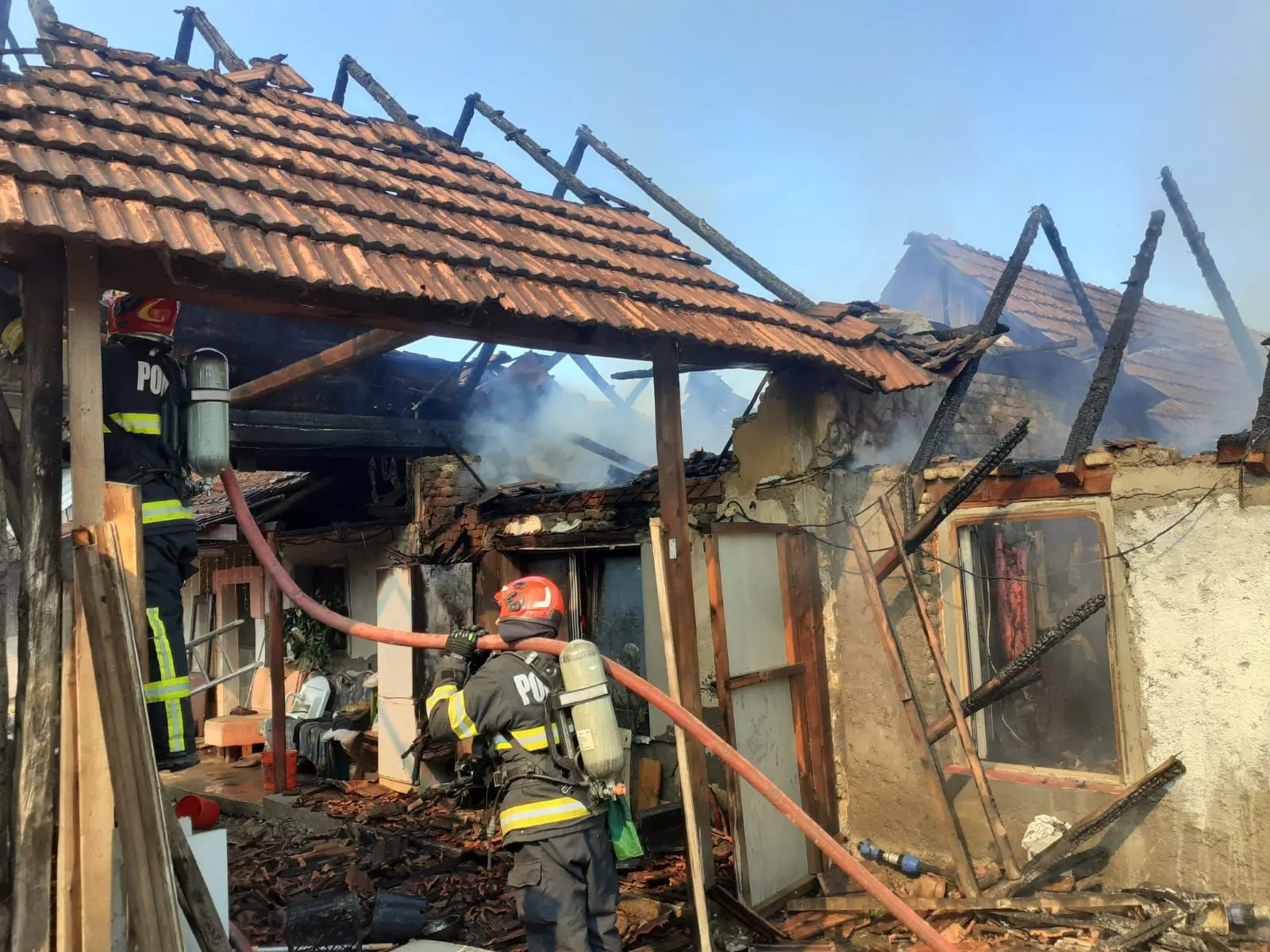 Rezumat: incendiu Budureasa, anexe arse și două case protejate