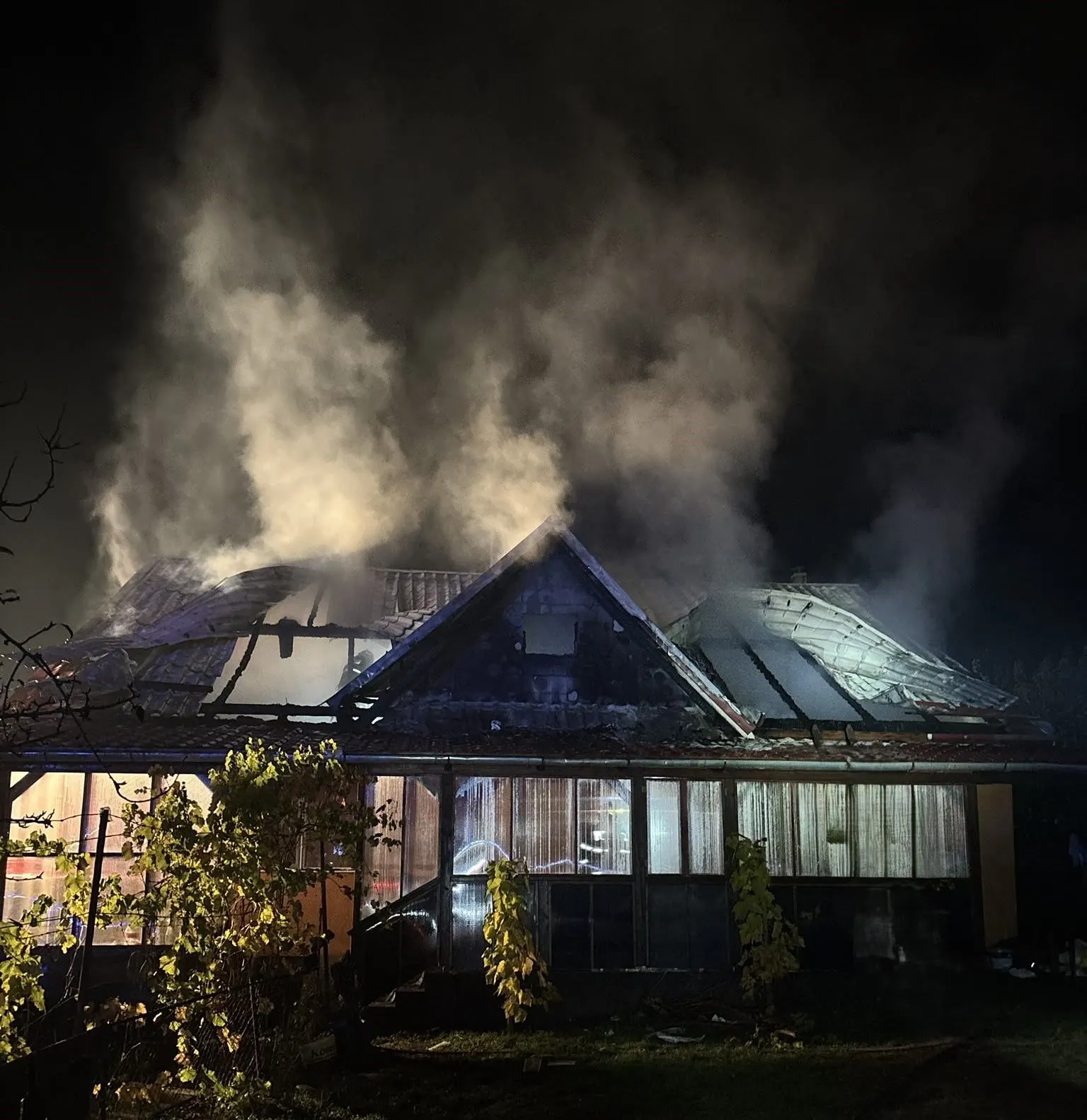Rezumat Chieșd: 300 mp incendiu, SMURD, coș de fum suspect