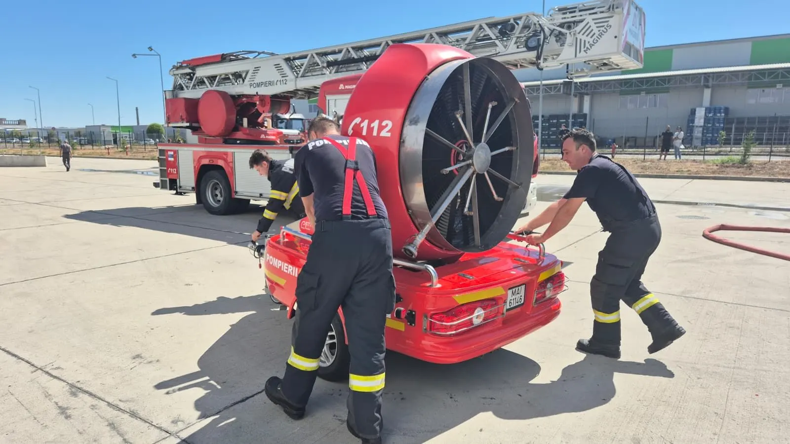 Oradea: incendiu la o hală industrială, 79 de angajați evacuați