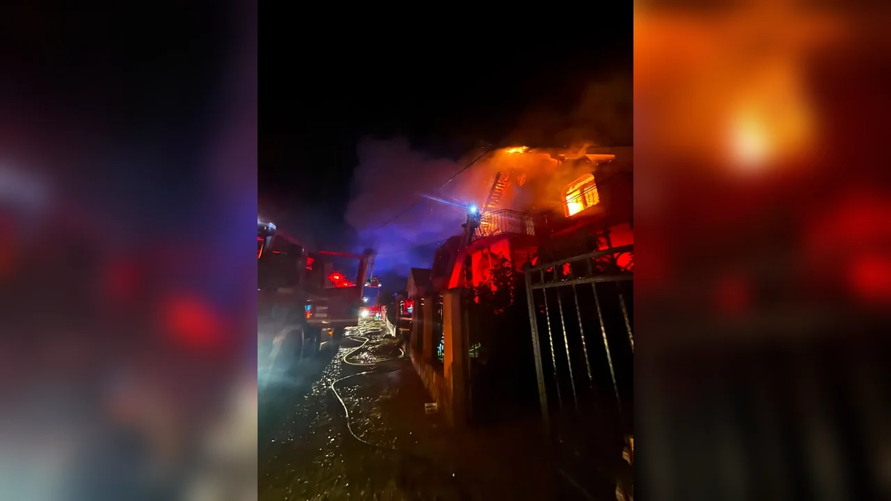 Oșorhei: incendiu violent la etajul unei locuințe, stins de șase echipaje