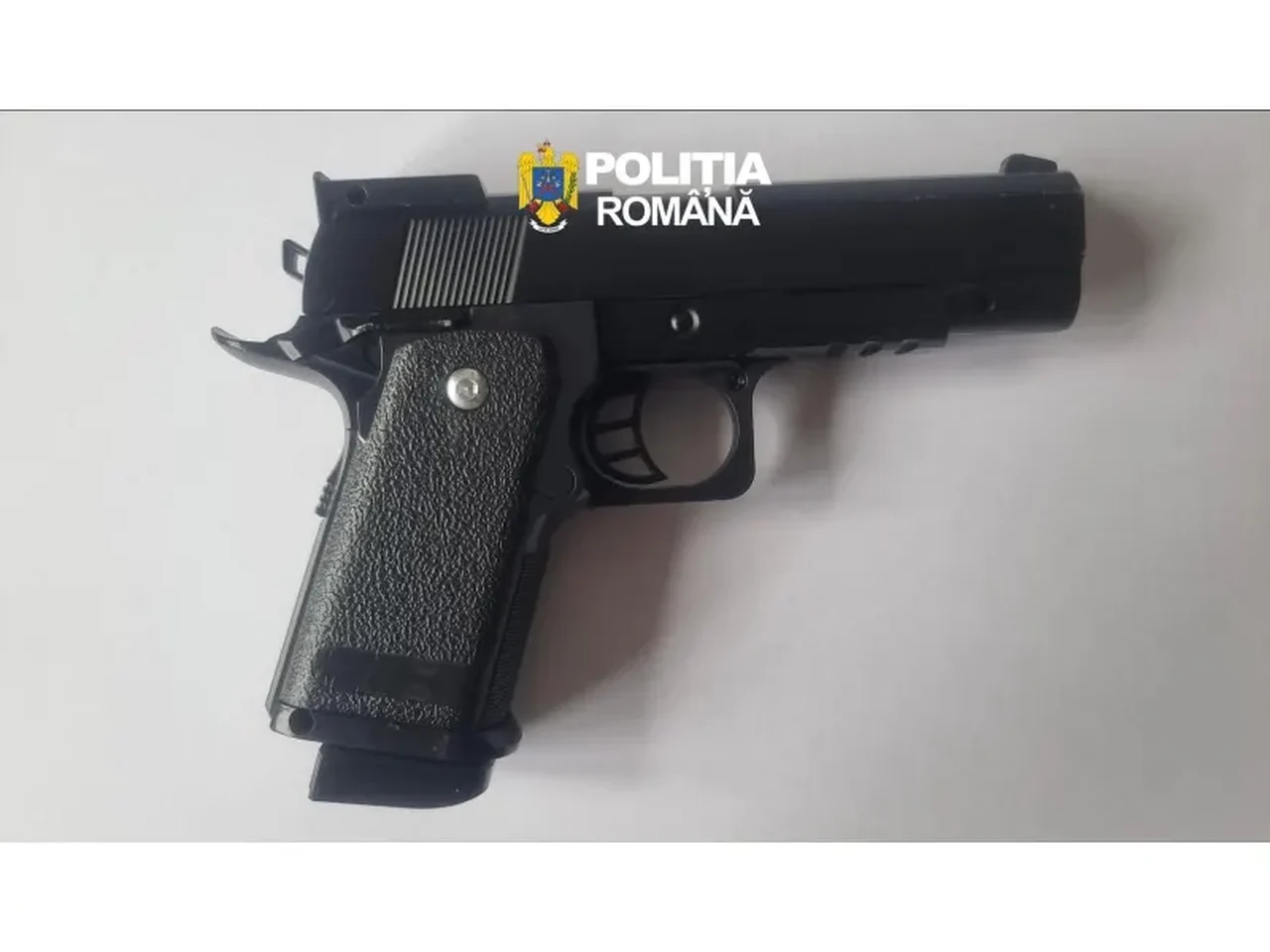 Rezumat: percheziții Modelu, pistol neletal după video pe net